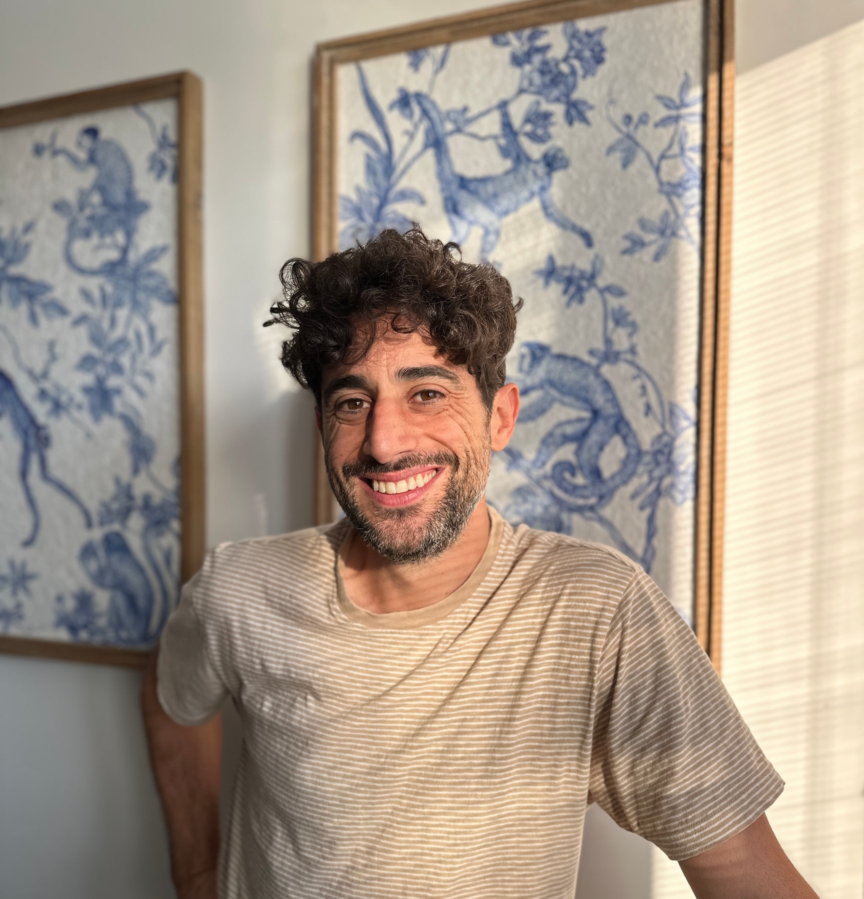 Andrea Alai sorride in una stanza luminosa